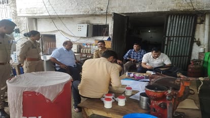 डेयरी पर जांच के लिए सैंपल लेती टीम