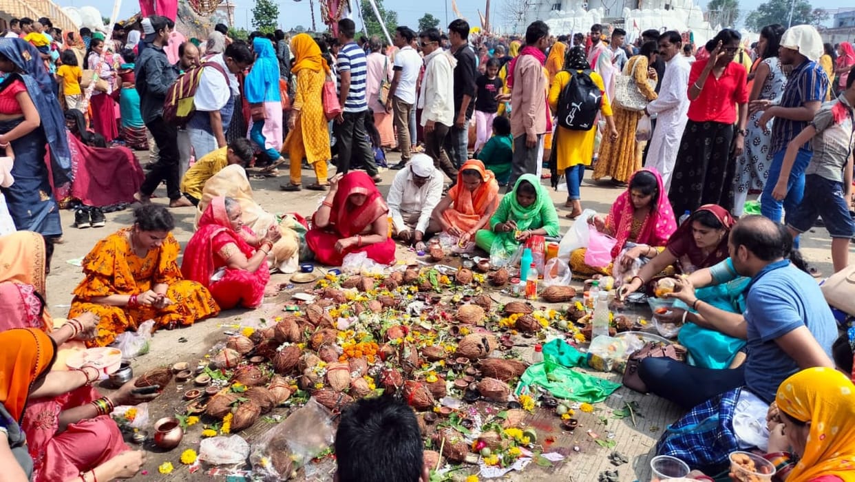 Sehore: Sunday was like a celebration at Kubereshwardham, more than two lakh devotees reached