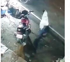Ballia Crime: Thieves took away jewelry worth about seven lakhs from gold businessman's bike