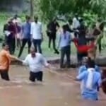 स्थानीय लोगों ने रस्सी की मदद से श्रद्धालुओं को बाहर निकाला।