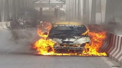 Bihar : प्रशांत किशोर के संगठन जन-सुराज की कार गांधी सेतु पर धू-धू कर जली, अब वायरल हुआ वीडियो A car with Jan Suraj written on it going towards Hajipur on Mahatma Gandhi Setu in Vaishali caught fire