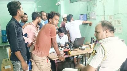 Bihar: दिनदहाड़े बाइक सवार अपराधियों ने चीनी व्यवसायी से सात लाख लुटे, विरोध करने पर पिस्टल से मारकर किया जख्मी Bihar: Bike riding criminals looted seven lakhs from businessman in Vaishali, injured on protesting