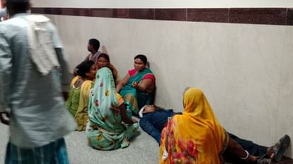 Due to non-availability of stretcher in Bettiah GMCH, relatives carried patient in lap to 5th floor