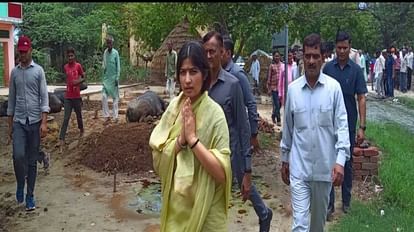 MP Dimple Yadav meet victim family and consoled them After killing of five people in Mainpuri