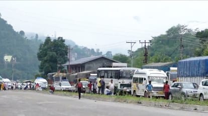 Himachal Rain: चंडीगढ़-मनाली नेशनल हाईवे पर जगह-जगह भूस्खलन, रात से जाम में फंसे यात्री Heavy rainfall in Himachal Pradesh Mandi district leads to landslide on Chandigarh Manali highway near 7 Mile