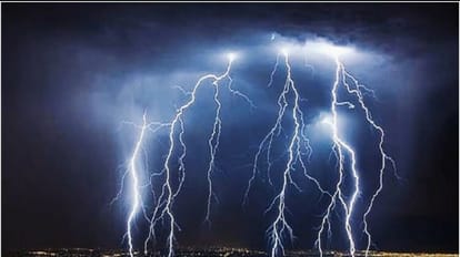 Weather Report : पूर्व से लेकर उत्तर के पहाड़ी राज्यों और UP में पांच दिन भारी बारिश का अलर्ट, मौसम बना मुसीबत Heavy rain alert in many states, weather update