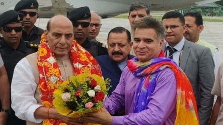 Rajnath Singh in Jammu: Defense Minister Rajnath Singh reached Jammu warmly welcomed by BJP leaders