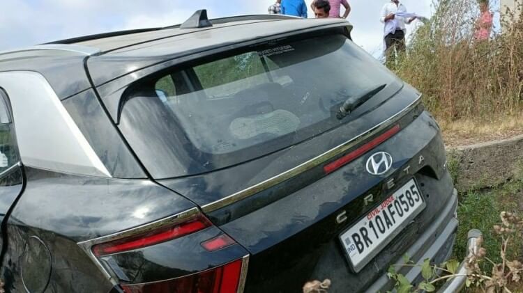 Bihar: Road accident in Saharsa, the car overturned in the pit, all three people died