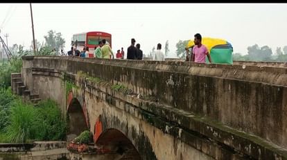 married woman jumped into the canal after calling her parents in mainpuri