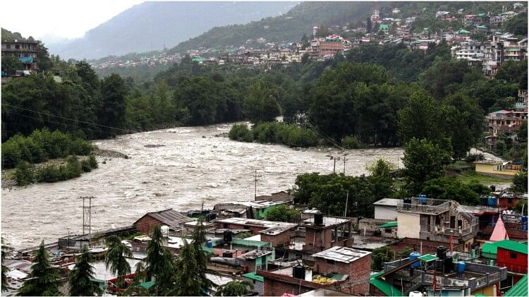 Weather Update Today: IMD Predicts Heavy Rainfall Alert in UP, MP, Rajasthan, Uttarakhand Rain News in Hindi