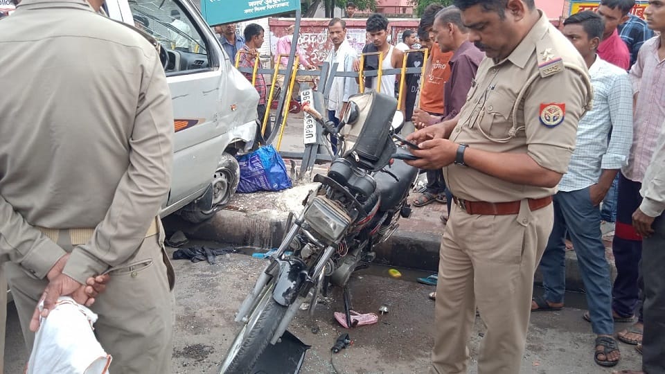 Eco car trampled people waiting for vehicles on highway death of an elderly person serious bike rider