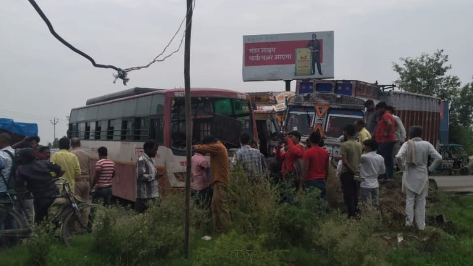 Bus and two trucks collided on Bareilly Ujhani bypass in Badaun