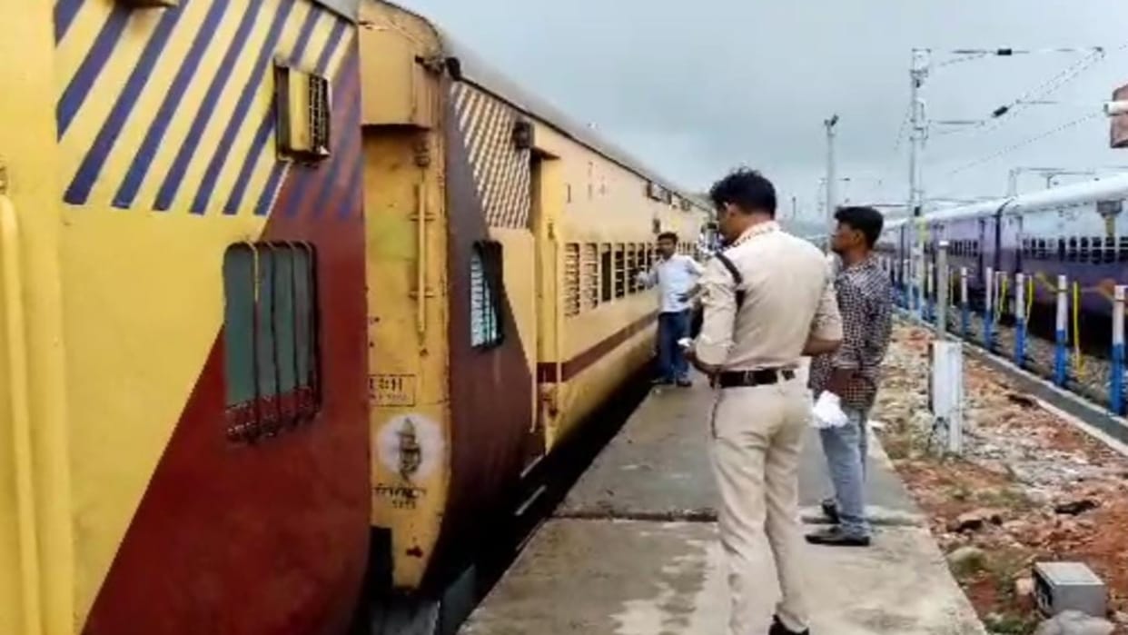 Bihar News : Husband wife on train towards new delhi, women molested on toilet of AC bogie, accused caught