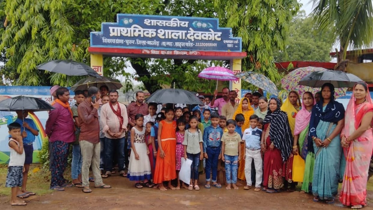 paresnts locked school in protest against transfer of teacher in balod