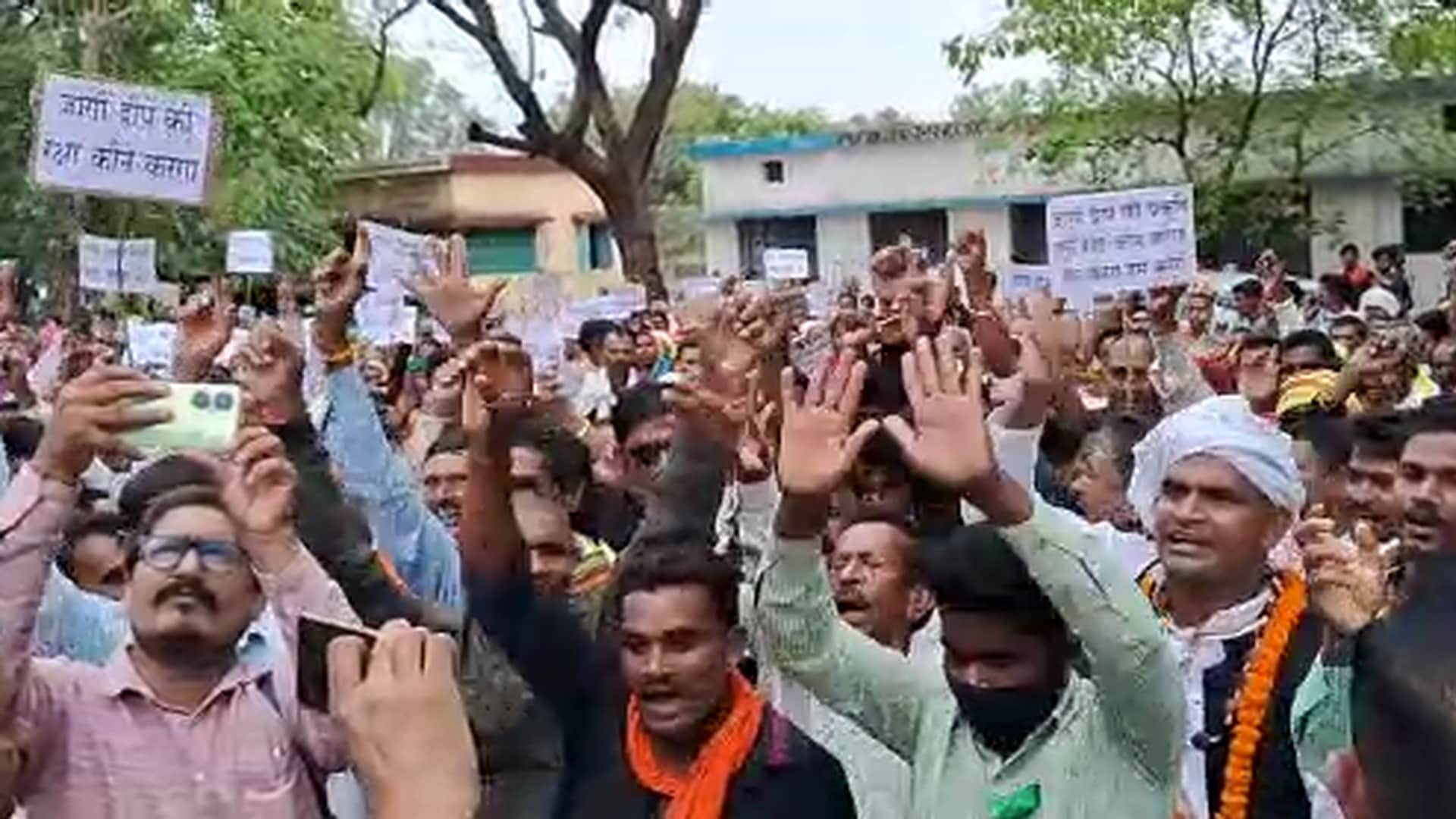 एसडीएम कार्यालय के बाहर प्रदर्शन करते ग्रामीण।