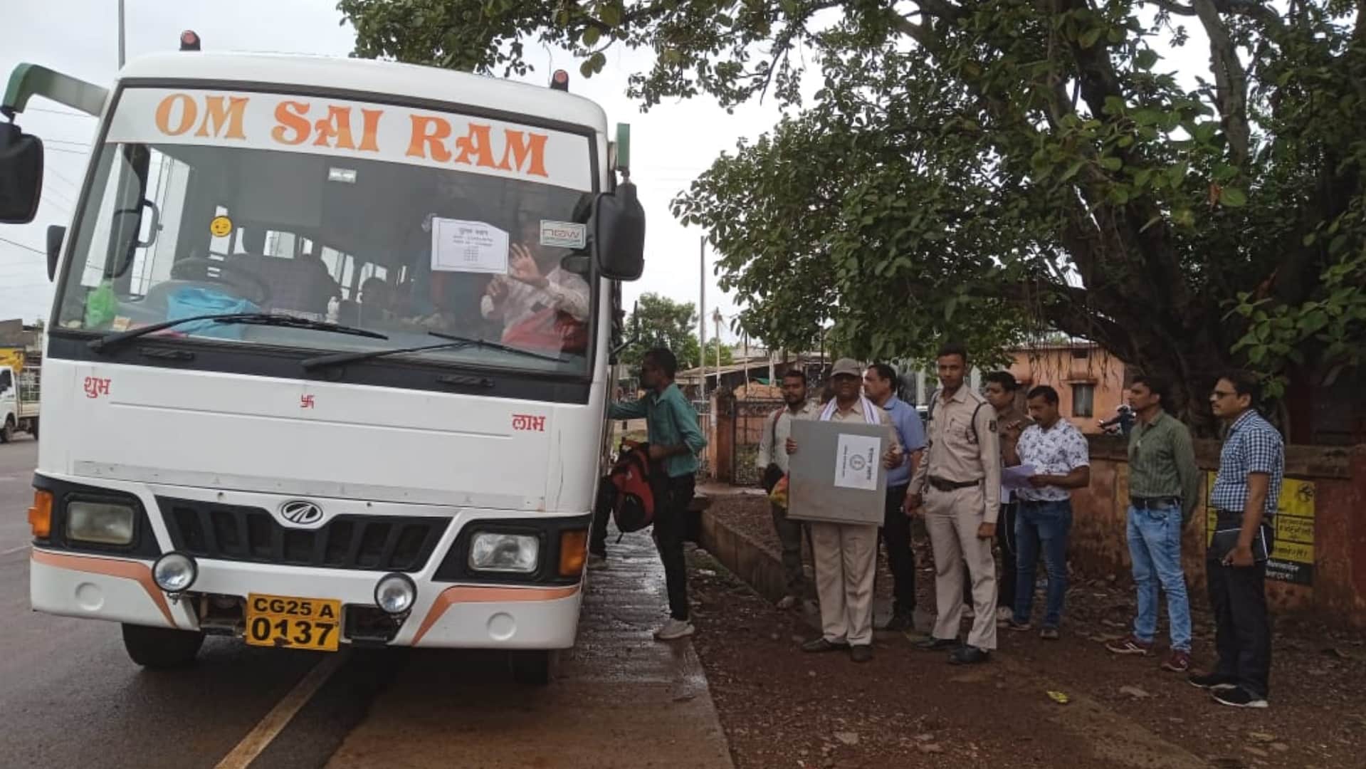 उप चुनाव में मतदान के लिए पोलिंग पार्टियां रवाना।