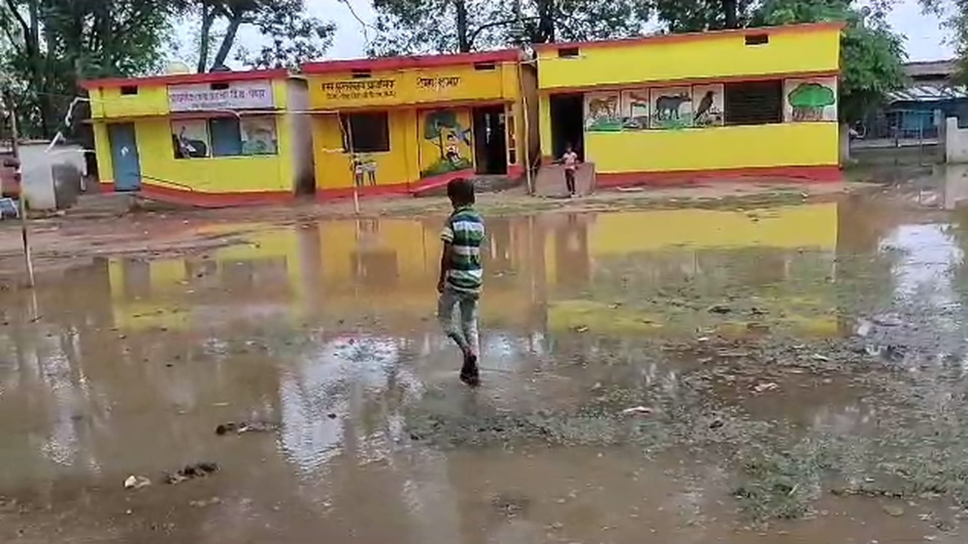 स्कूल परिसर में भरा पानी।