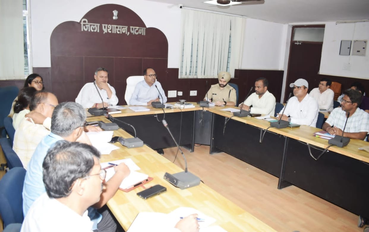 Bihar: Patna DM conducted surprise inspection, out of 301 government employees, 81 were found absent