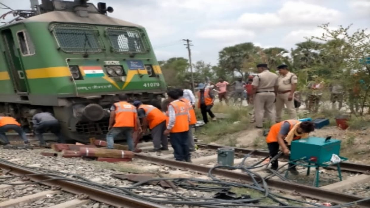 Engine itself moved forward while unloading cement at Karpurigram station in Samastipur; 4 wheels derailed