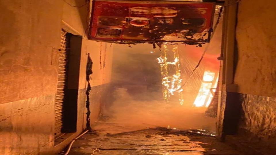 fire in restaurant in Etah caused loss of about ninety lakhs
