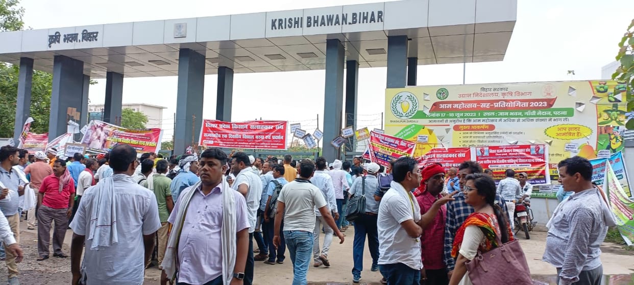 Bihar: Farmers advisors created ruckus in Patna, lockout in Krishi Bhawan, protest, state worker status