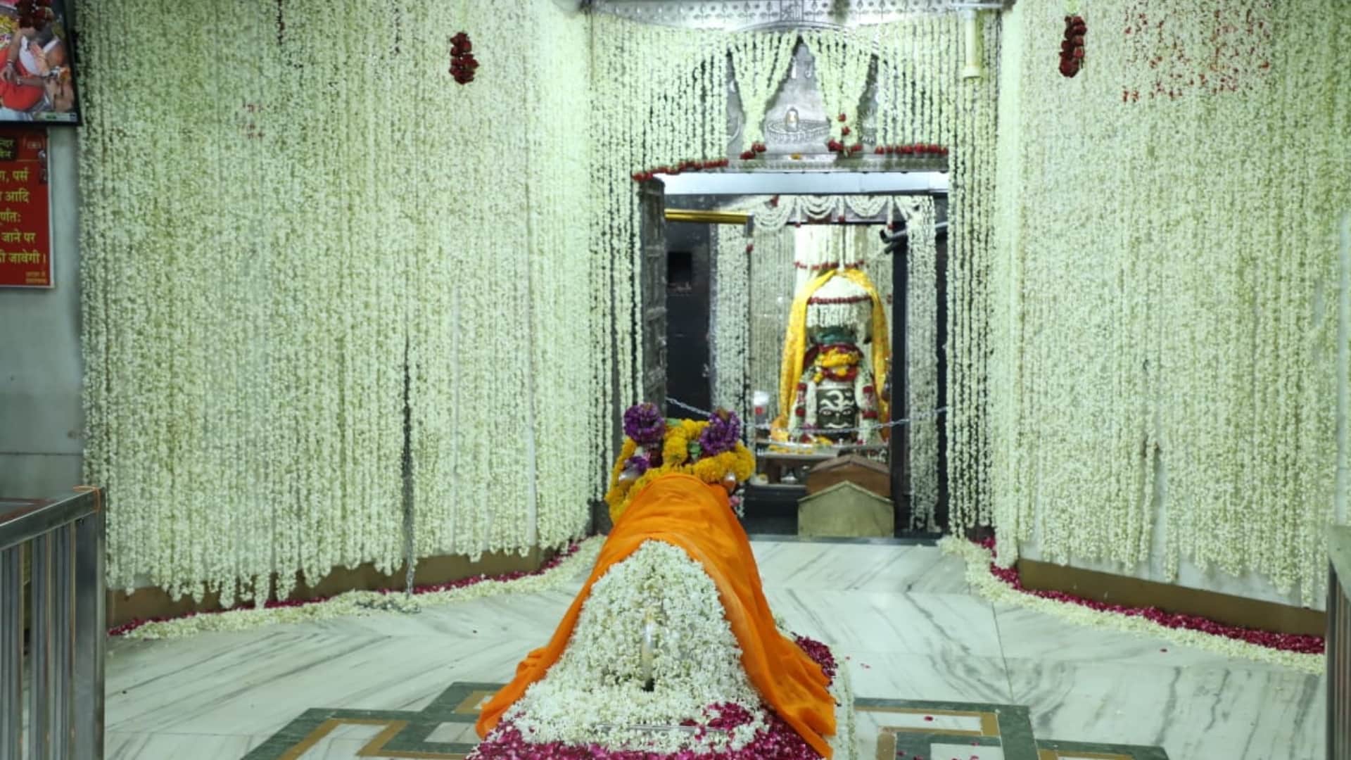 Ujjain Mahakal: Baba Mahakal's Darbar decorated with 150 kg mogra