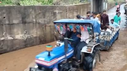 Guna News Water filled in Myna underbridge dead body had to be removed by keeping it in a tractor