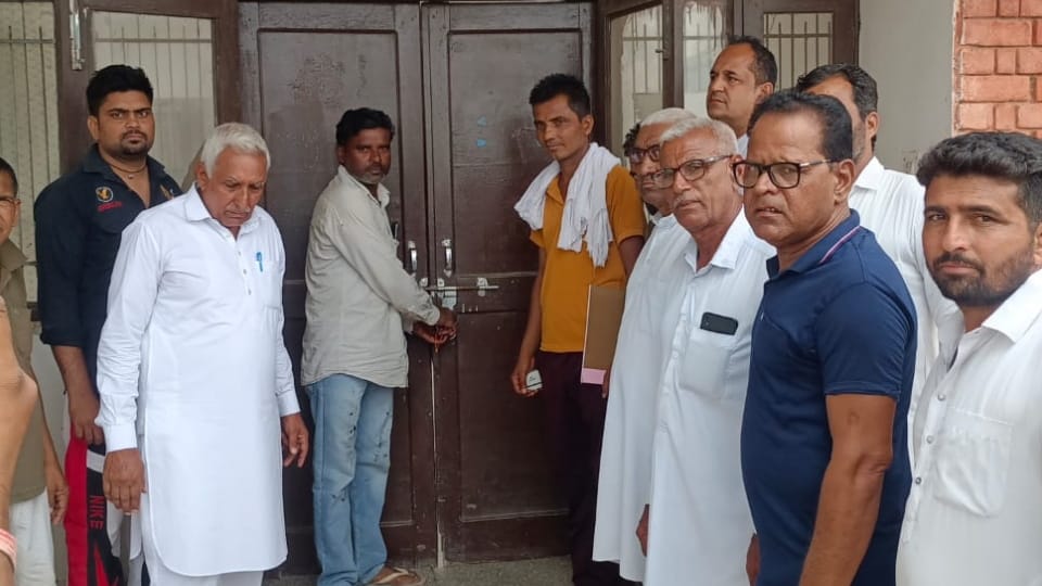 Villagers of Jallopur in Ratia locked Community Health Care Center