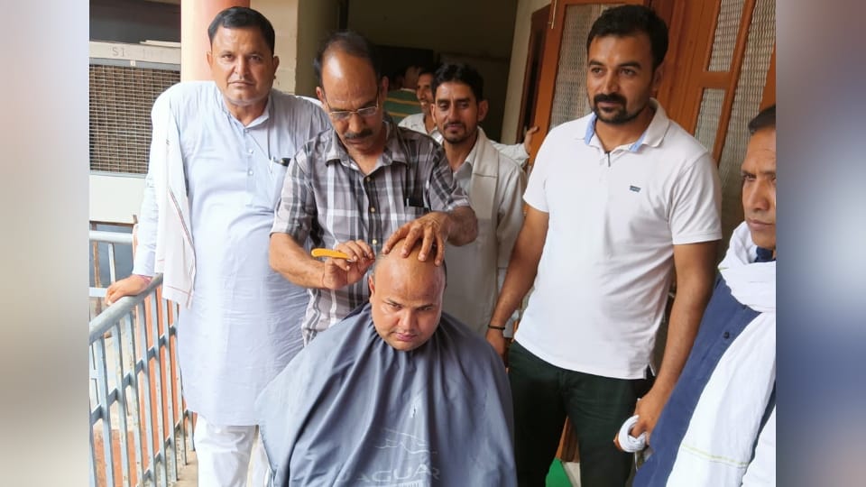 Councilors and representatives shaved their head in front of Dadri Municipal Council Office Pradhan