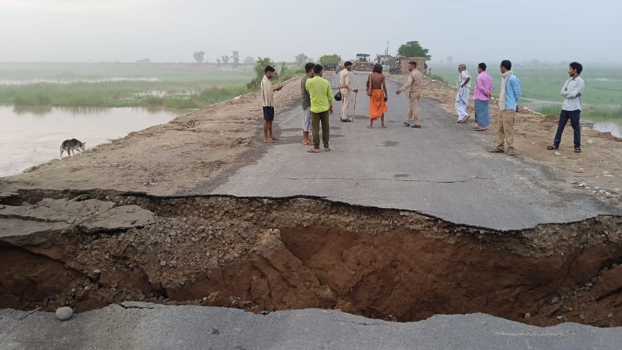 Connecting bridge on Ganga drowns in water, traffic closed