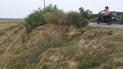 On Maniram Madhopur dam pits made at many places till cuttings filled