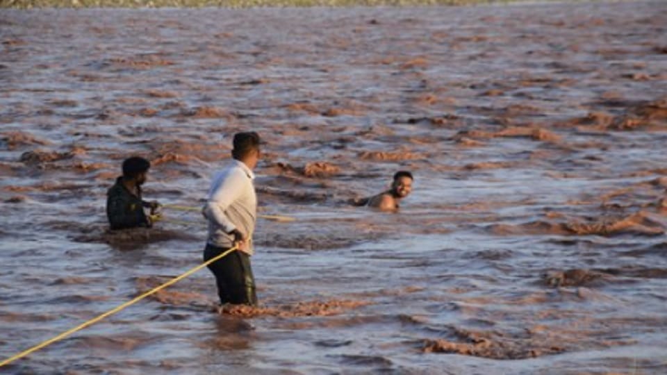 jammu kashmir: Seven people trapped in Kathua Ujj river, Chhattisgarh residents saved after rescue