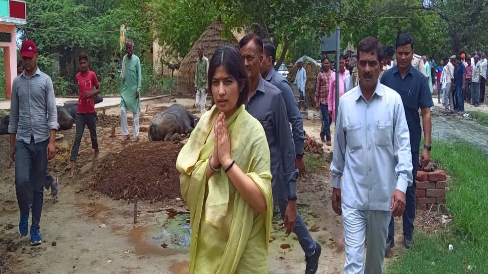 MP Dimple Yadav meet victim family and consoled them After killing of five people in Mainpuri
