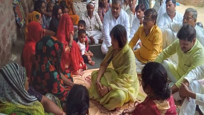 MP Dimple Yadav meet victim family and consoled them After killing of five people in Mainpuri