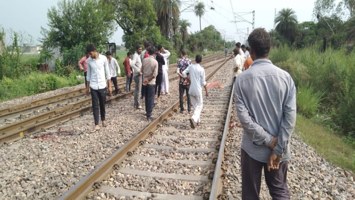 Meerut: A girl committed suicide by jumping in front of Delhi Ambala Express at Daurala railway station