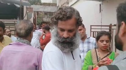 MP News: Young man reached the party meeting wearing Rahul Gandhi's look, people were surprised