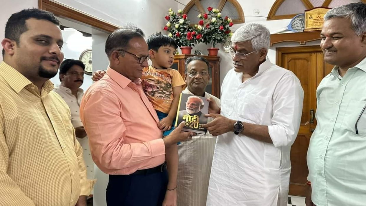 Shekhawat presented Modi@20 book to intellectuals in Jodhpur