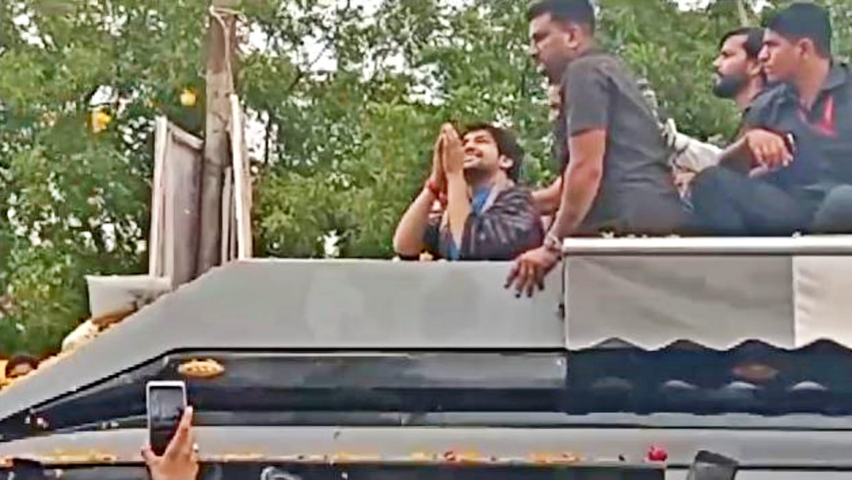 Rajgarh News Dhirendra Krishna Shastri thousands of devotees gathered on streets to get a glimpse