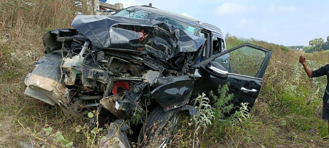 Bihar: Road accident in Saharsa, the car overturned in the pit, all three people died