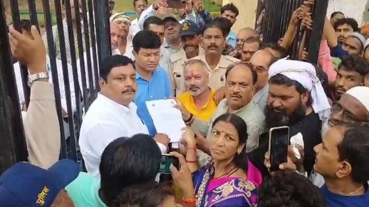 Sagar News Auto driver and e-rickshaw union submitted memorandum to collector opposing operation of city buses