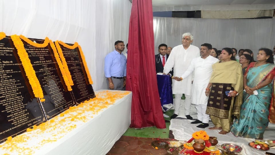 Health Minister TS Singhdev did Bhumi Pujan of 50 Bed Critical Care Health Block in Jagdalpur