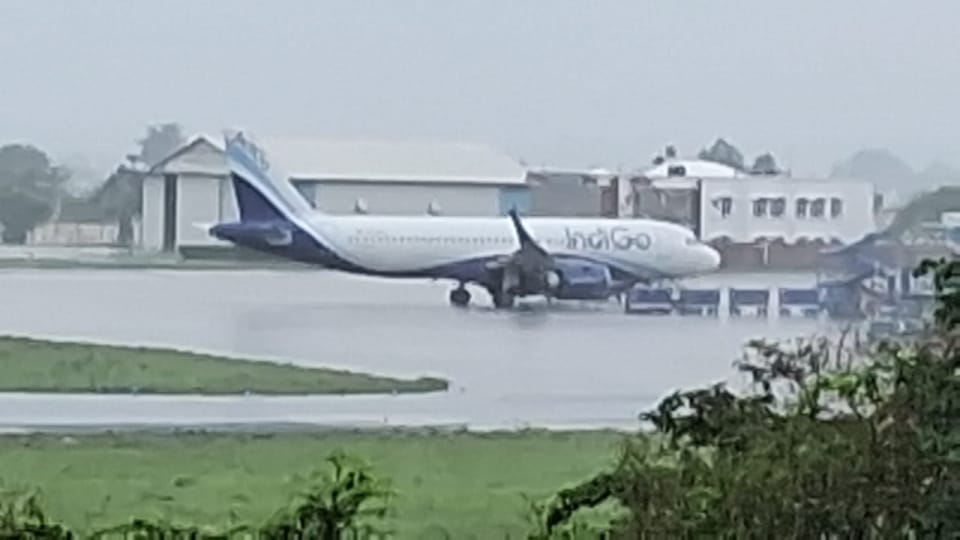 Dehradun Weather flight coming from Prayagraj to Dehradun diverted and three cancelled Jolly Grant Airport