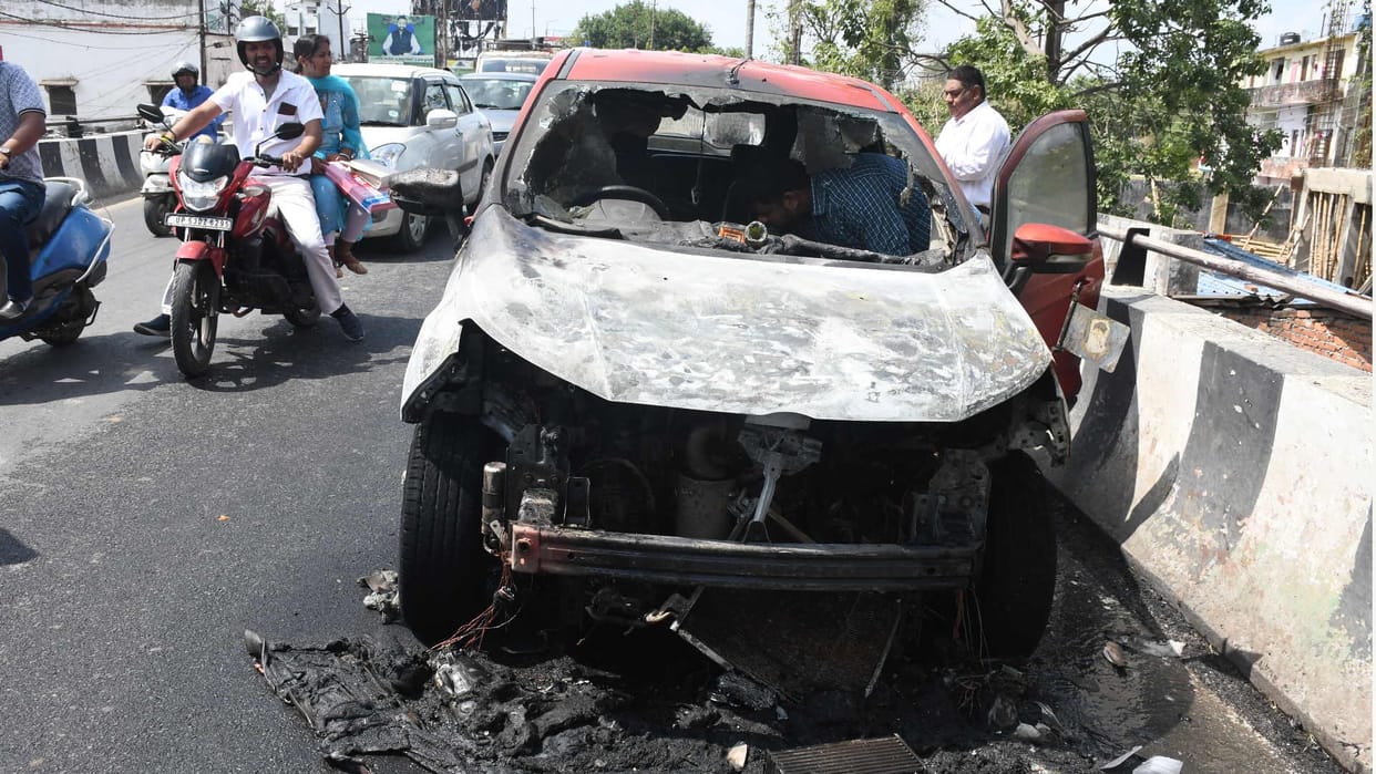 Moving car caught fire on Dharamshala overbridge driver saved his life by jumping