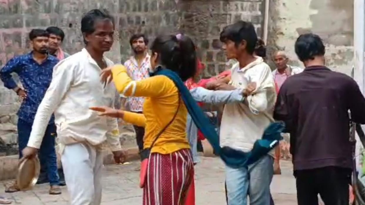 Ujjain News Two sides fiercely fought over the matter of applying Tilak in Ramghat area
