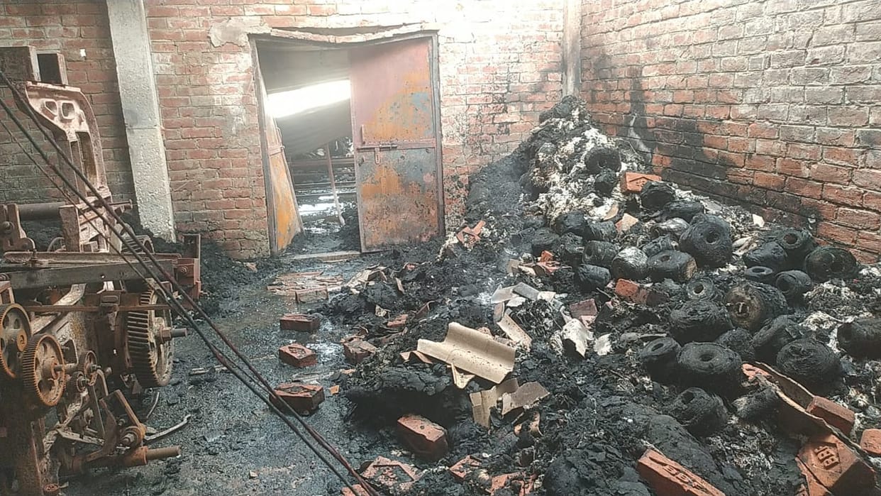 Fierce fire in carpet factory in bhadohi two laborers scorched loss of more than 90 lakhs