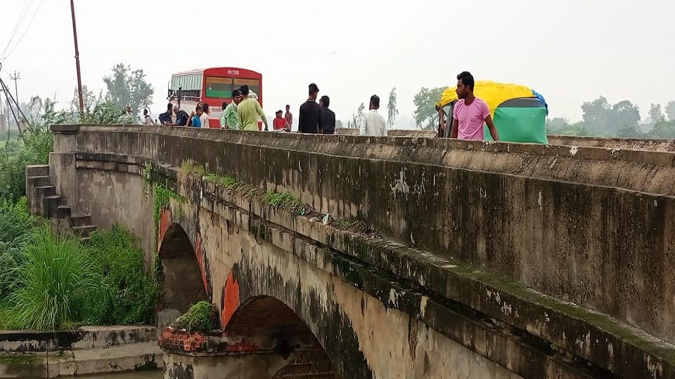 married woman jumped into the canal after calling her parents in mainpuri