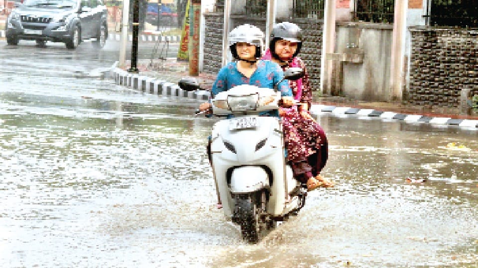 First monsoon rains in Jammu Kashmir, Vaishno Devi helicopter service affected, temperature drops