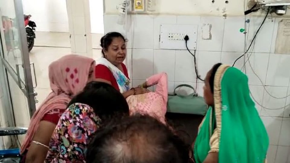 auto overturned in front of Mujariya police station in budaun