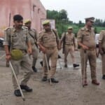 मौके पर पुलिस फोर्स तैनात।