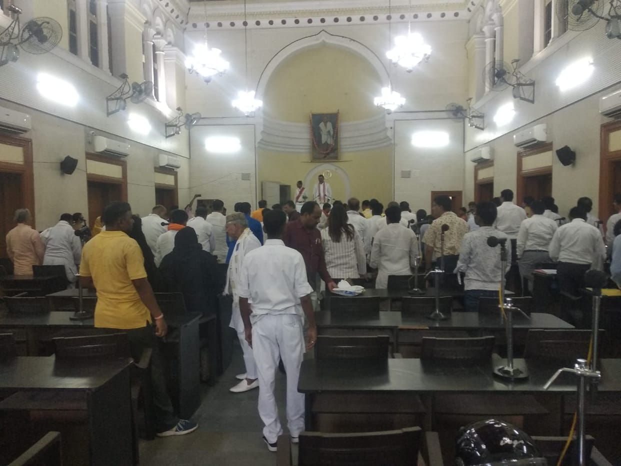 Proposal of 550 crores passed in the house, questions were raised on not wearing mayor's gown, then the mayor